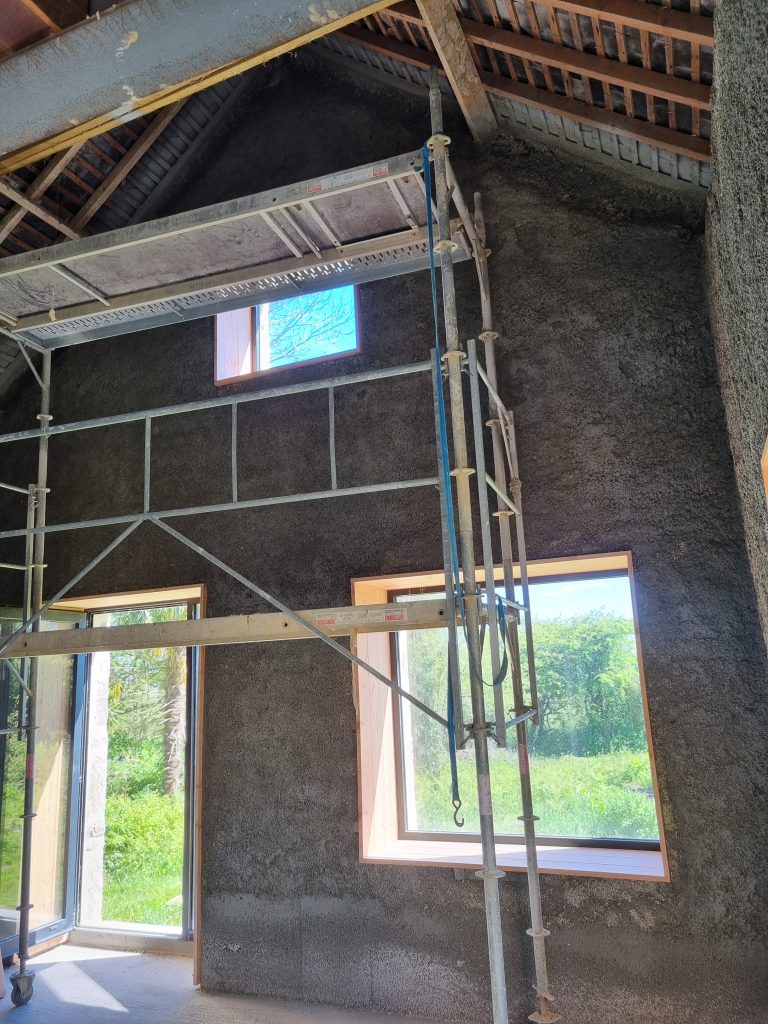 Pose d'enduit chaux-chanvre à l'intérieur dans le Cotentin