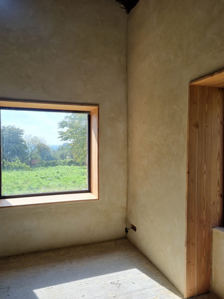 Pose d'enduit chaux-chanvre à l'intérieur dans le Cotentin