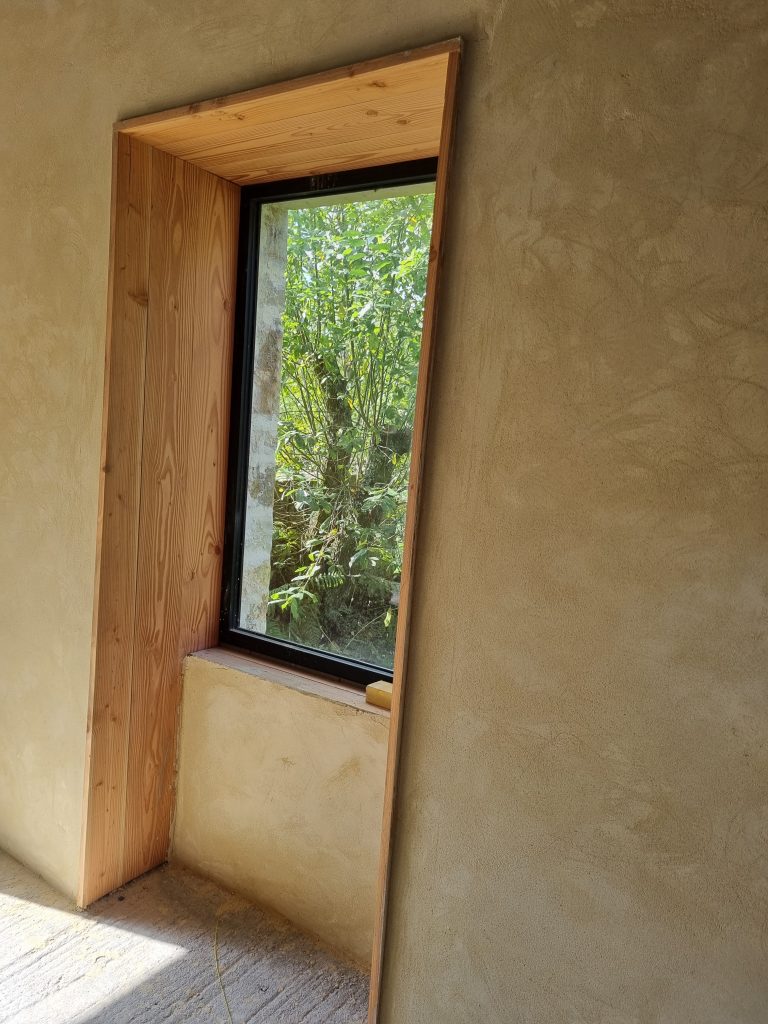 Pose d'enduit chaux-chanvre à l'intérieur dans le Cotentin