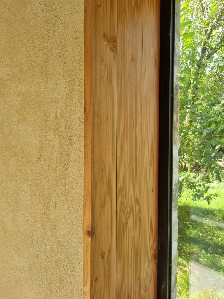 Pose d'enduit chaux-chanvre à l'intérieur dans le Cotentin