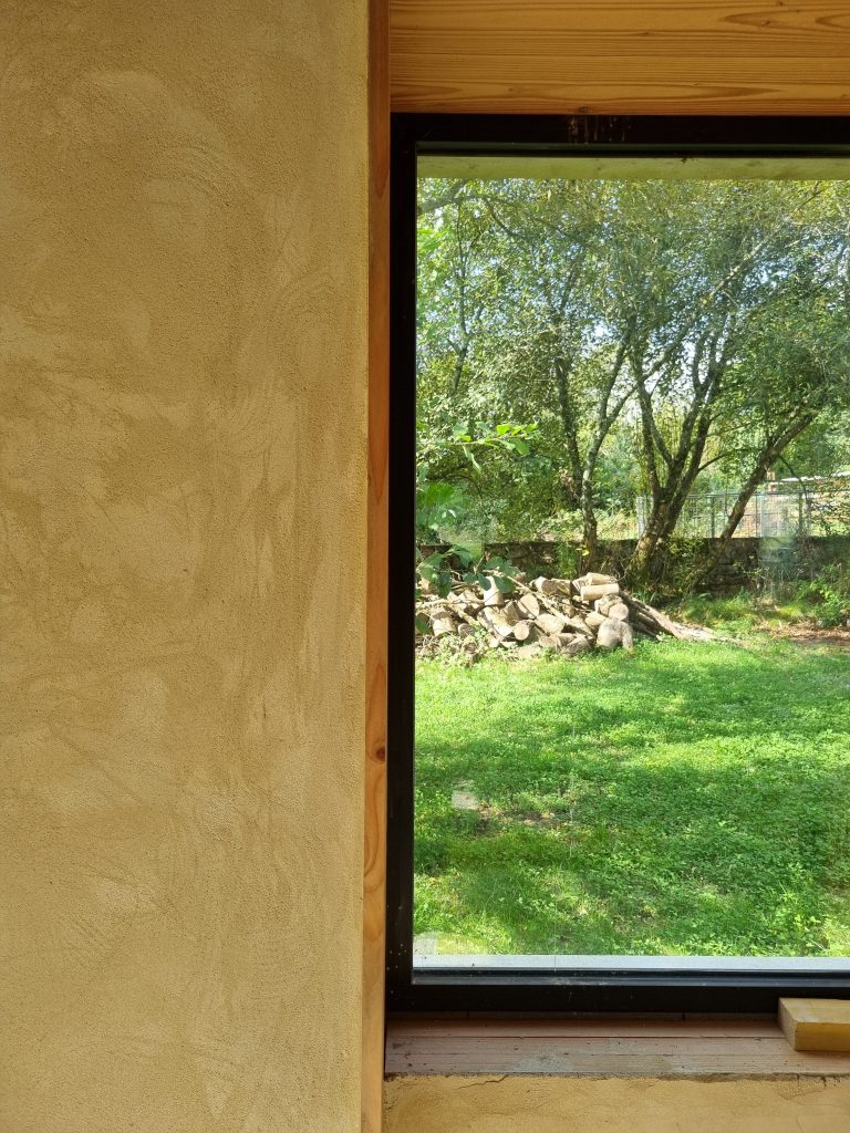 Pose d'enduit chaux-chanvre à l'intérieur dans le Cotentin