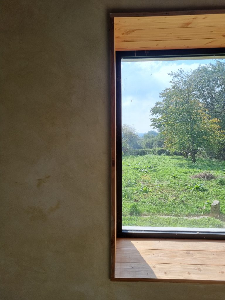 Pose d'enduit chaux-chanvre à l'intérieur dans le Cotentin