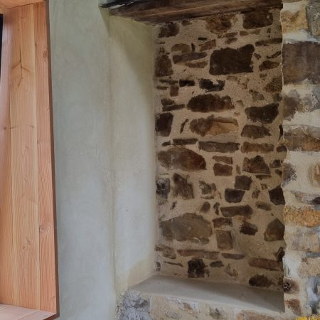 Pose d'enduit chaux-chanvre à l'intérieur dans le Cotentin