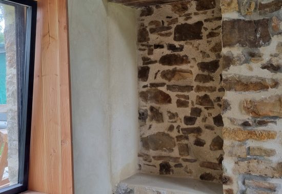 Pose d'enduit chaux-chanvre à l'intérieur dans le Cotentin