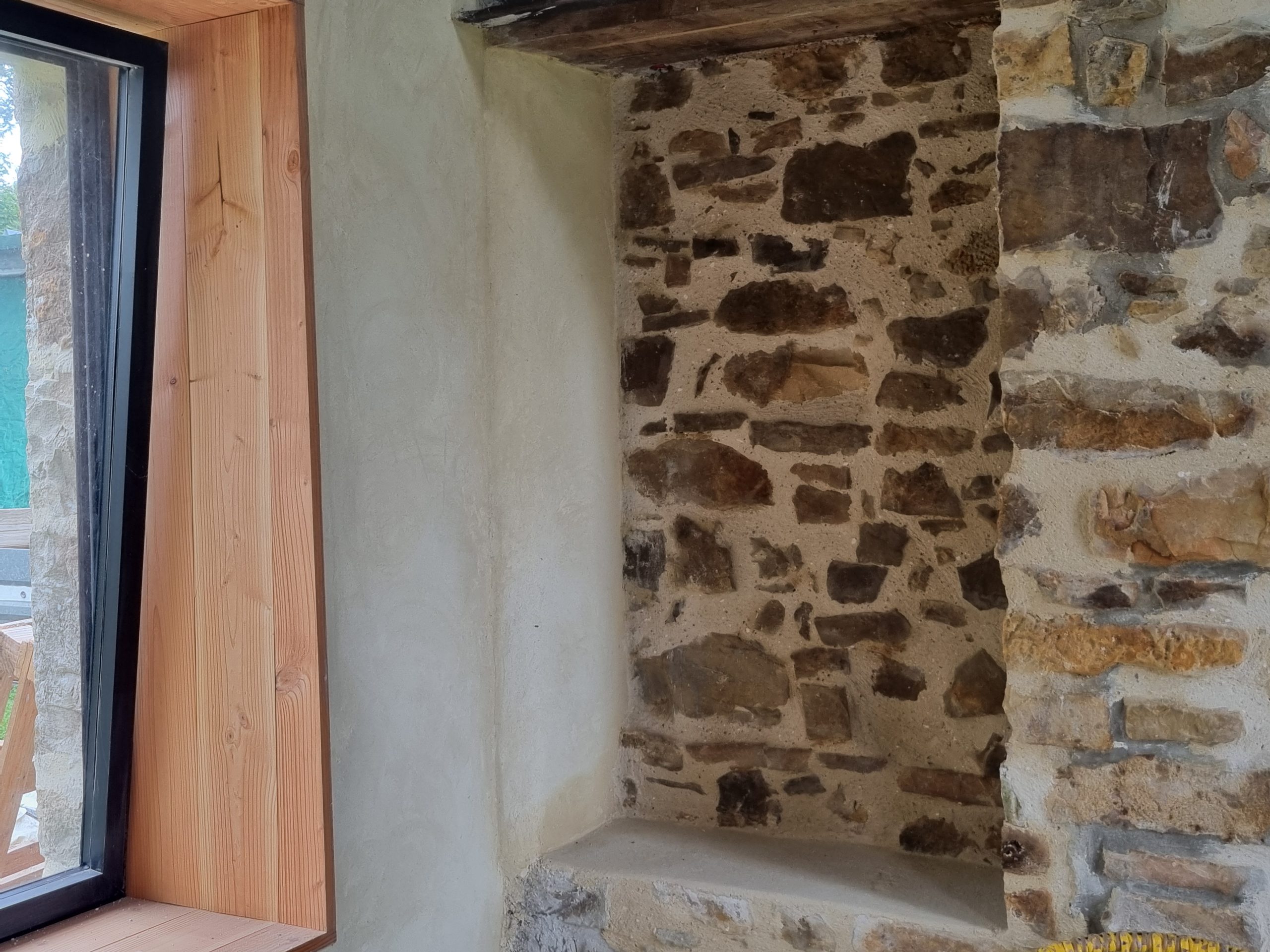 Pose d'enduit chaux-chanvre à l'intérieur dans le Cotentin