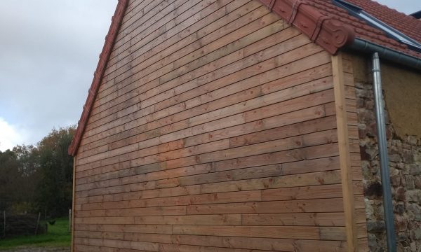 Façade extérieure après isolation en fibre de bois et pose de badage en bois - finition esthétique et régulation thermique - isolation thermique dans le Cotentin Façade extérieure après isolation en fibre de bois et pose de badage en bois