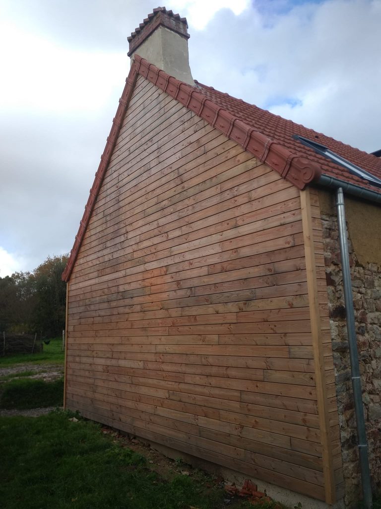 Façade extérieure après isolation en fibre de bois et pose de badage en bois