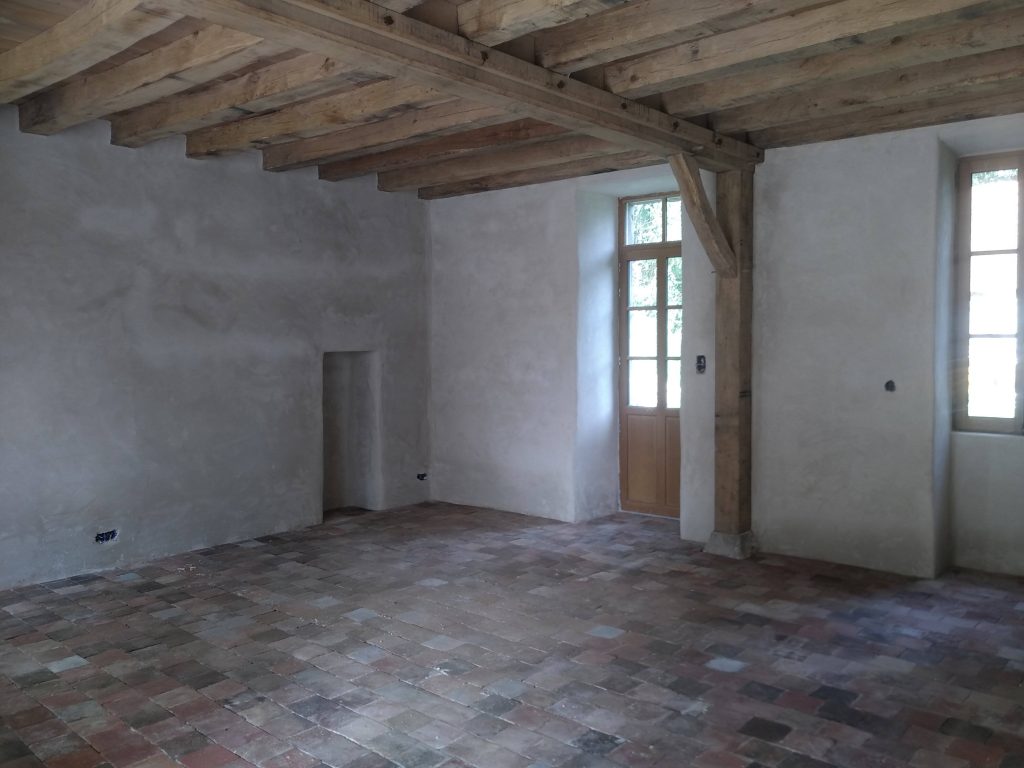 Pose d'enduit chaux-chanvre à l'intérieur dans le Cotentin