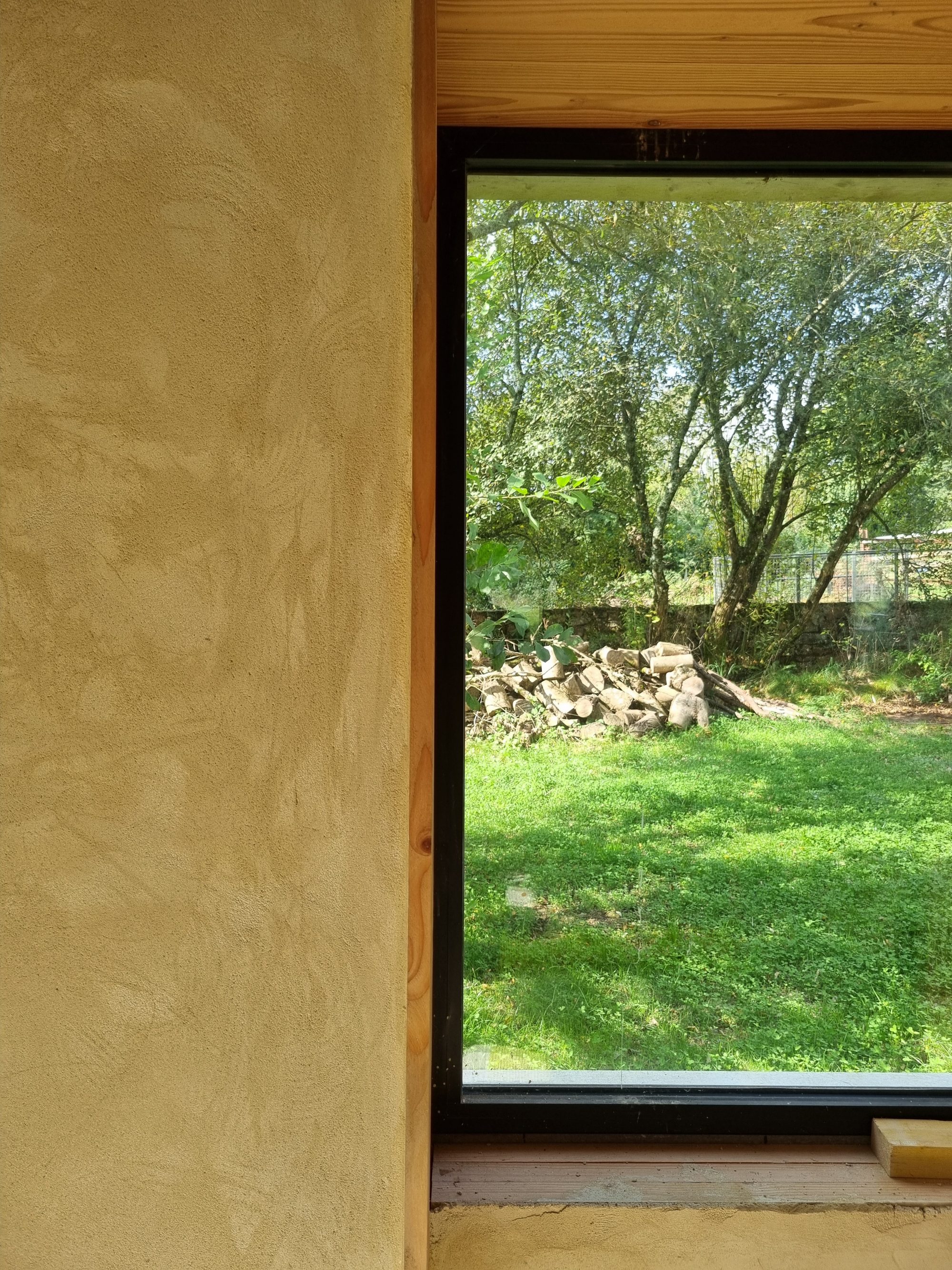 Pose d'enduit chaux-chanvre à l'intérieur dans le Cotentin